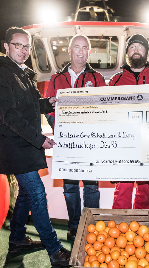 MITARBEITER VON WINTERSHALL DEA ÜBERREICHEN SPENDE AUF SEENOTKREUZER