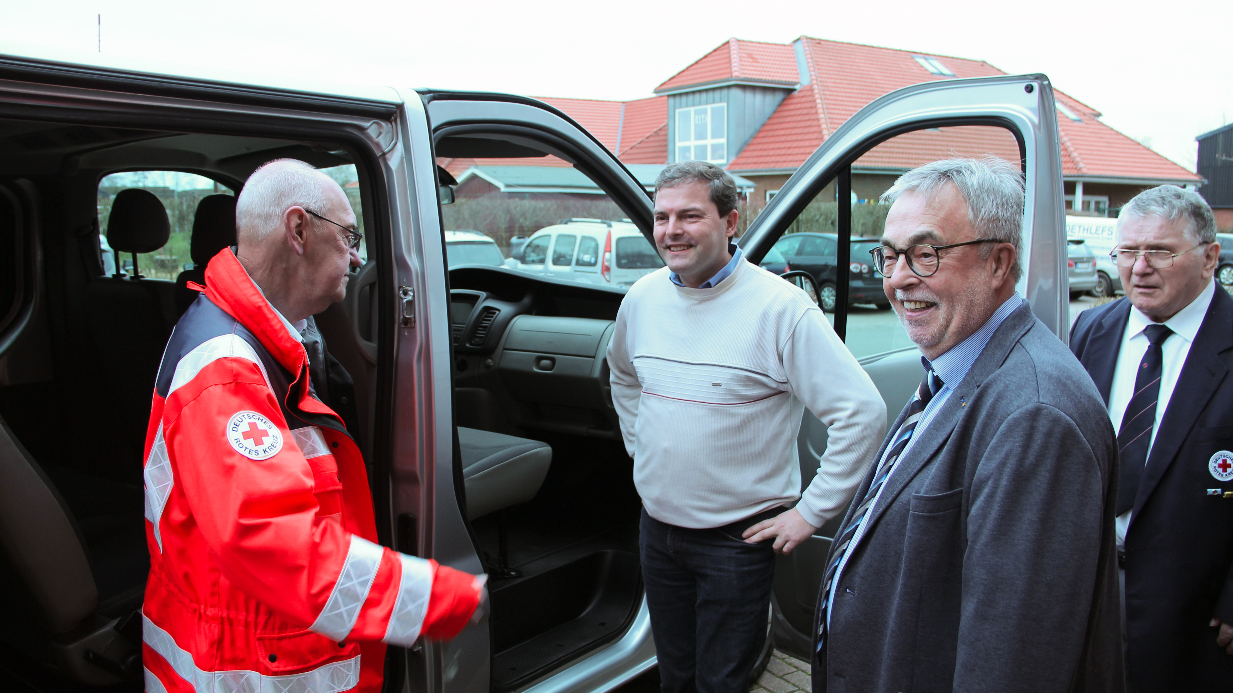 Der Vorsitzende des DRK Friedrichskoog, Klaus Hitzschke präsentiert dem Leiter des Förderbetriebs Holstein, Mario Dreier, die Innenausstattung des Busses