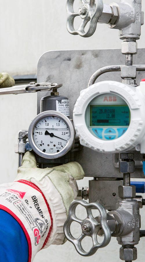 Wintershall Dea Mitarbeiter Ventil ablesen