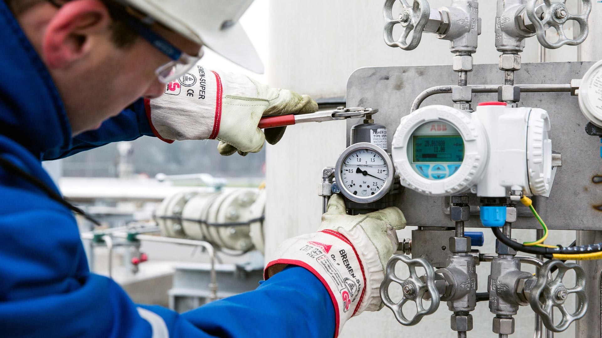 Wintershall Dea Mitarbeiter Ventil ablesen