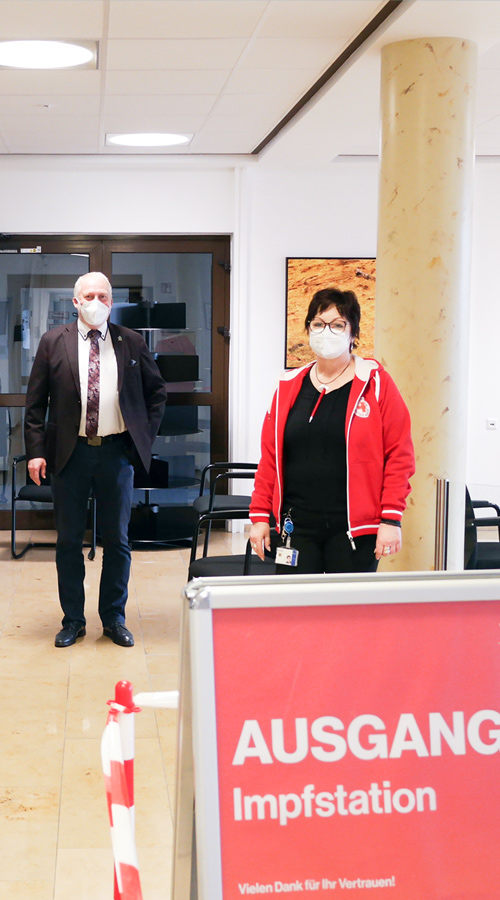 Kerstin Gieseke (Vorsitzende der DRK-Ortsgruppe Barnstorf), Detlef Moss (Fachbereichsleiter Samtgemeinde Barnstorf), Jürgen Lübbers (Samtgemeindebürgermeister), Sabine Brandt (Betriebsratsvorsitzende und ebenso in der DRK-Ortsgruppe aktiv) sowie Rainer Ihl (Leiter des Förderbetriebs Öl Nord)
