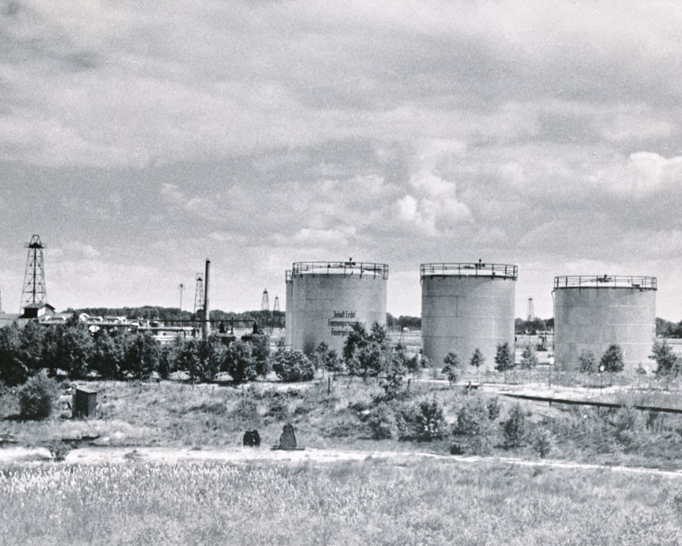 schwarz-weiß Öltanks Wintershall Dea Emlichheim