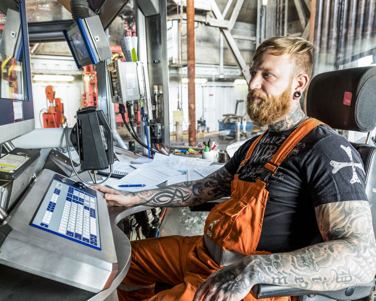 Wintershall Dea Mitarbeiter Kontrollzentrum Mittelplate