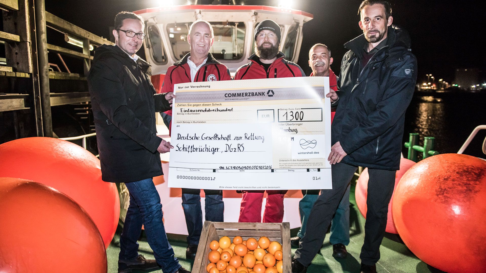 MITARBEITER VON WINTERSHALL DEA ÜBERREICHEN SPENDE AUF SEENOTKREUZER