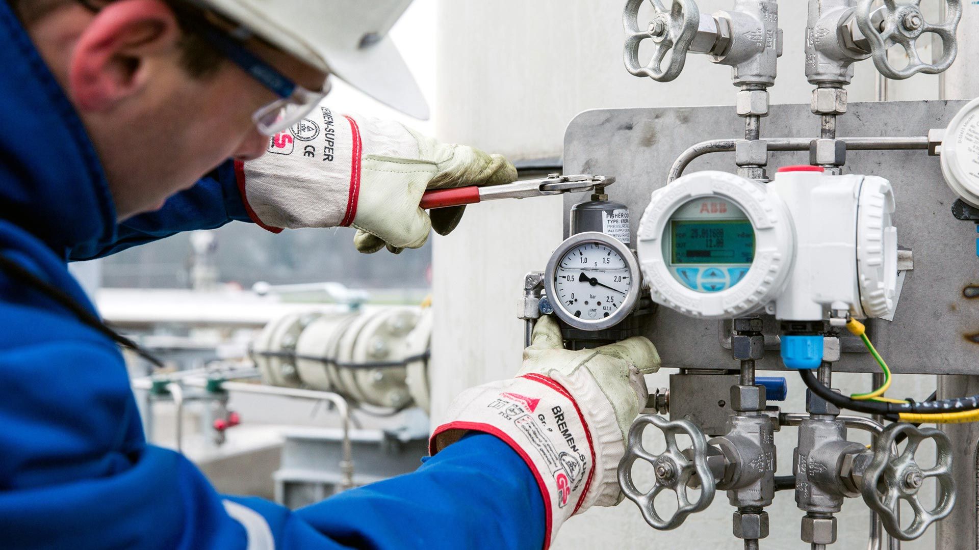 Wintershall Dea Mitarbeiter Ventil ablesen
