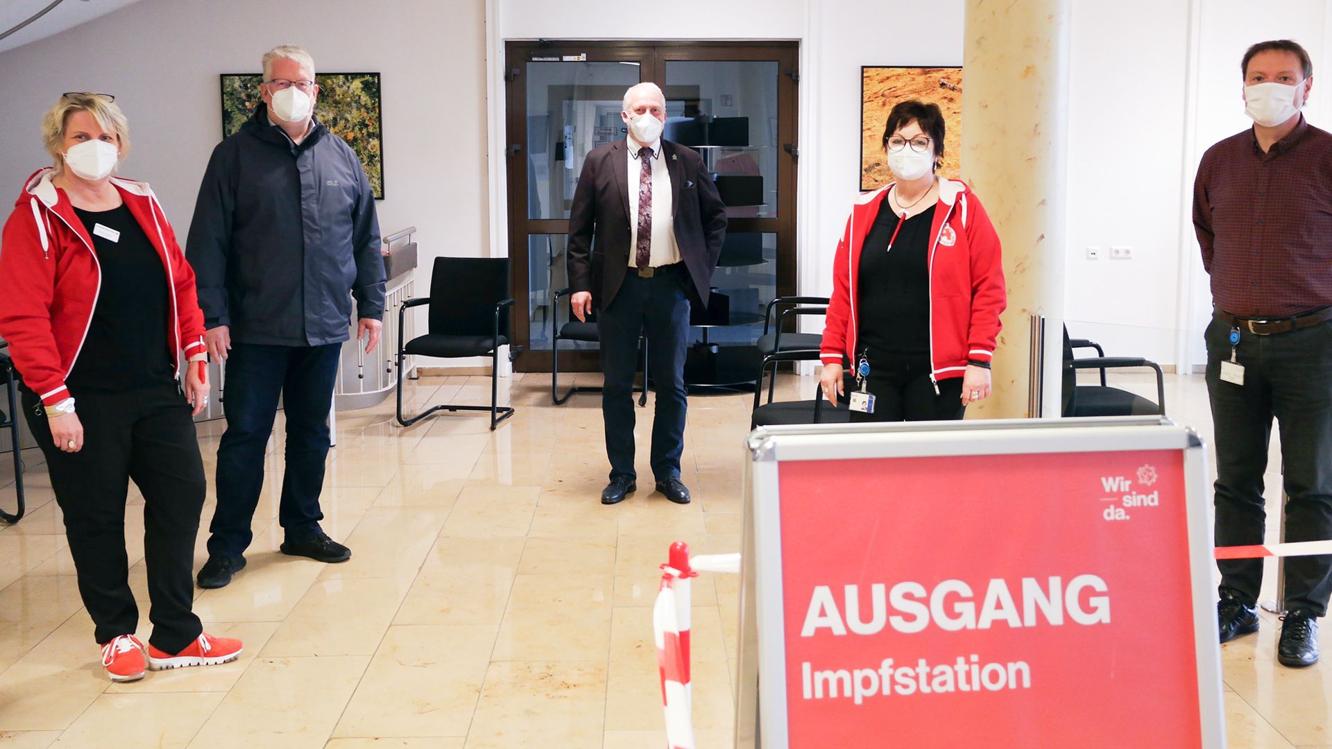 Kerstin Gieseke (Vorsitzende der DRK-Ortsgruppe Barnstorf), Detlef Moss (Fachbereichsleiter Samtgemeinde Barnstorf), Jürgen Lübbers (Samtgemeindebürgermeister), Sabine Brandt (Betriebsratsvorsitzende und ebenso in der DRK-Ortsgruppe aktiv) sowie Rainer Ihl (Leiter des Förderbetriebs Öl Nord)