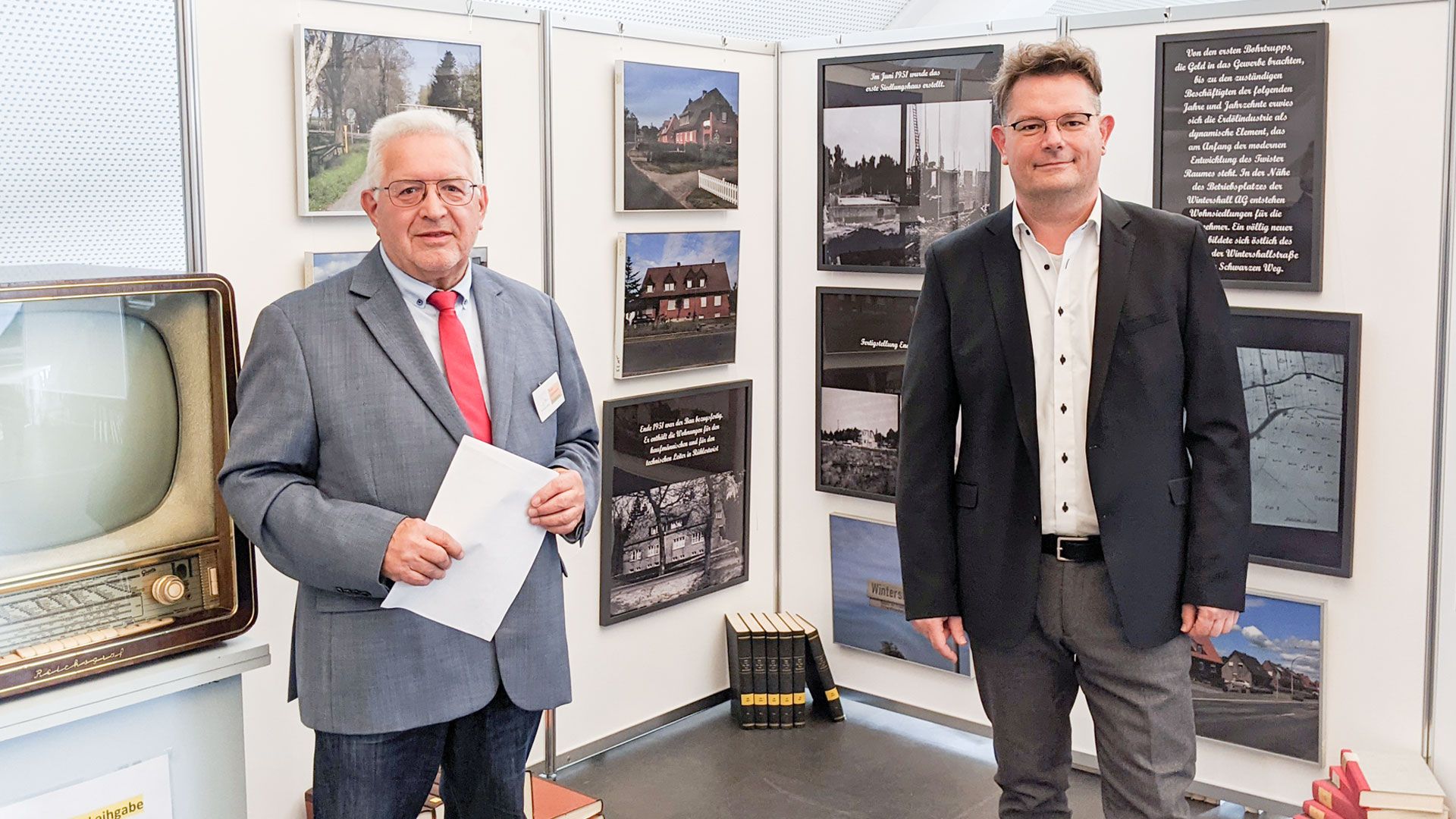 Wintershall Dea Museumsleiter Rudi Gaidosch und FB-West-Betriebsleiter Mike Schreiter