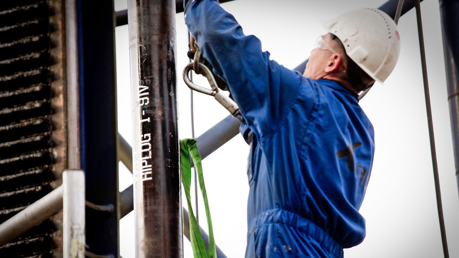 Wintershall Dea Construction worker climbing a scaffolding