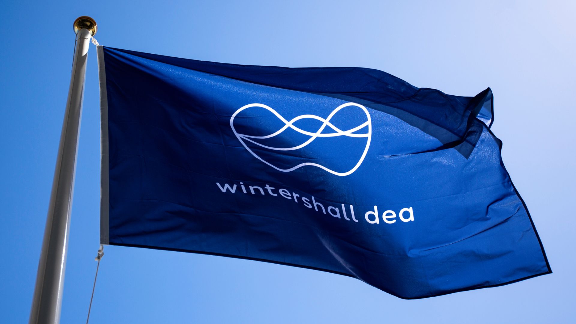 Wintershall Dea Flagge auf blauem Himmel
