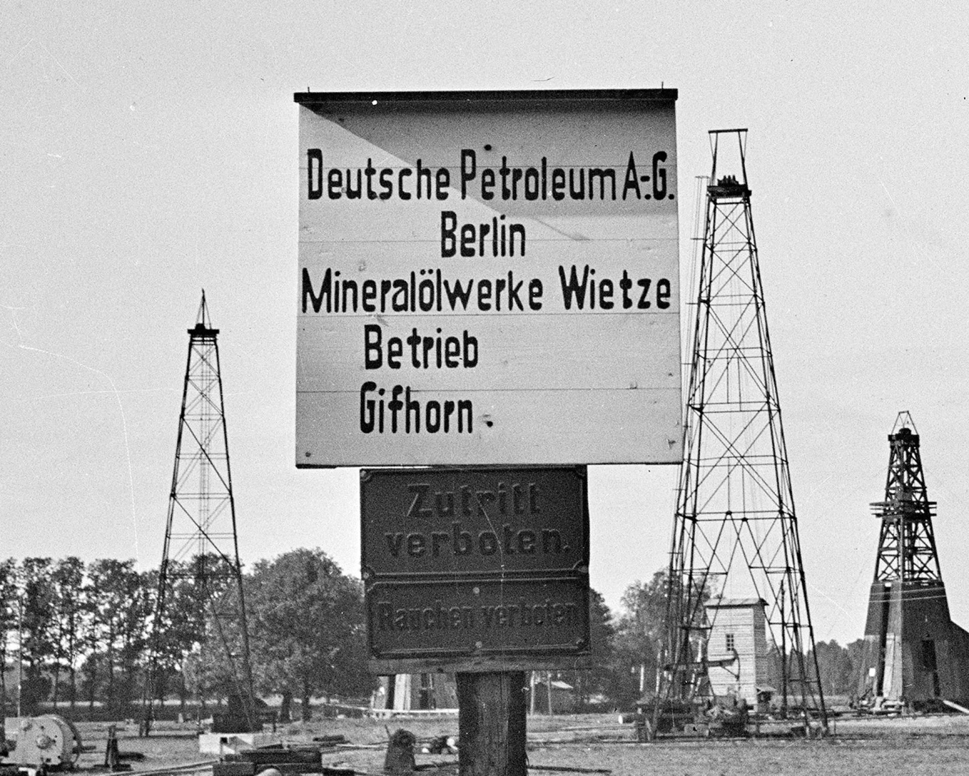Mit finanzieller Unterstützung aus dem Reichsbohrprogramm stieß die Deutsche Petroleum AG, eine Tochterfirma der DEA, 1935 bei Gifhorn auf Erdöl.