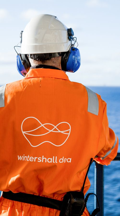 Wintershall Dea Mitarbeiter auf einer Plattform