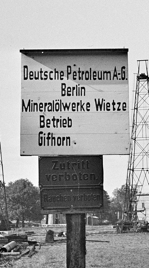 Mit finanzieller Unterstützung aus dem Reichsbohrprogramm stieß die Deutsche Petroleum AG, eine Tochterfirma der DEA, 1935 bei Gifhorn auf Erdöl.