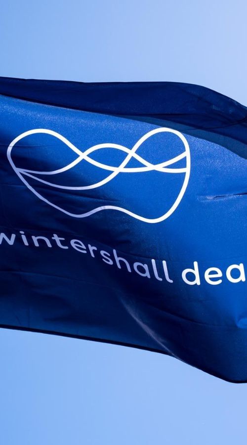 Wintershall Dea Flag in the wind mobile version